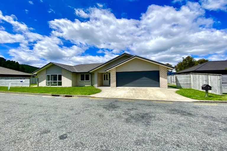 Photo of property in 4 Cory Jane Grove, Riverstone Terraces, Upper Hutt, 5018