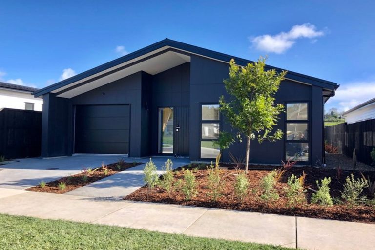 Photo of property in 38 Lumbarda Drive, Kumeu, 0810