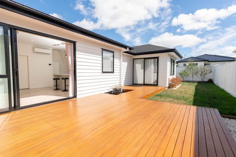 Photo of property in 15 Kuinga Street, Wainui, 0932