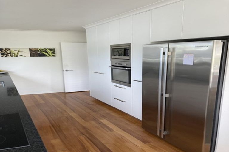 Photo of property in 11 Dawnhaven Drive, Te Atatu Peninsula, Auckland, 0610