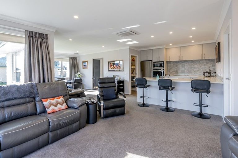 Photo of property in 13 Saint Vincent Way, Waikanae, 5036