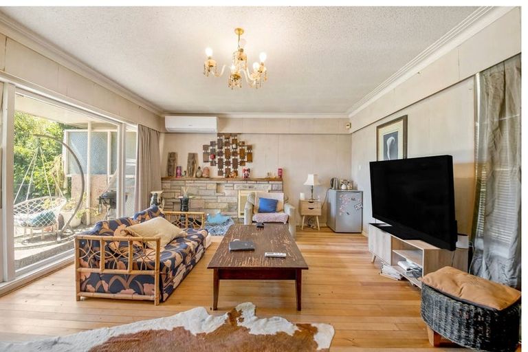 Photo of property in 32 Woodford Avenue, Henderson, Auckland, 0610