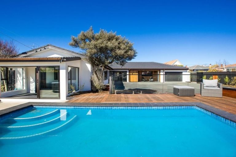 Photo of property in 215 Bay View Road, Saint Clair, Dunedin, 9012