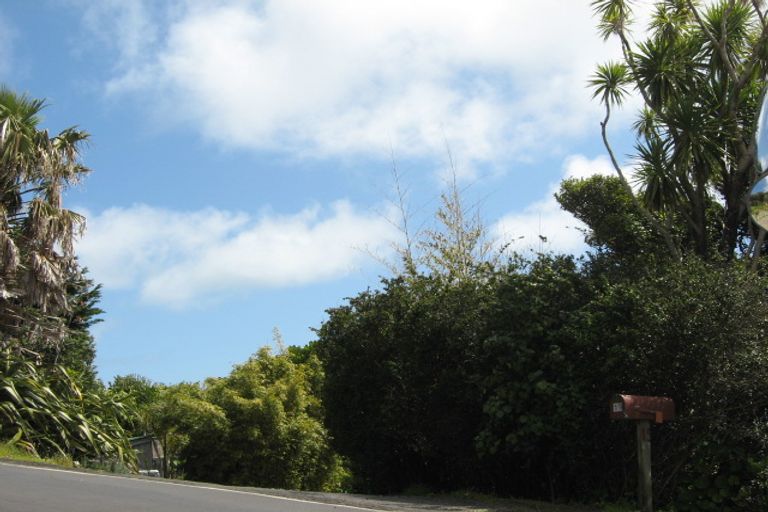 Photo of property in 15 Piha Road, Piha, New Lynn, 0772