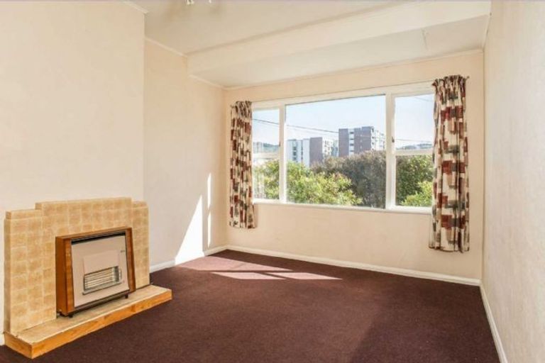 Photo of property in 12 Edge Hill, Mount Victoria, Wellington, 6011