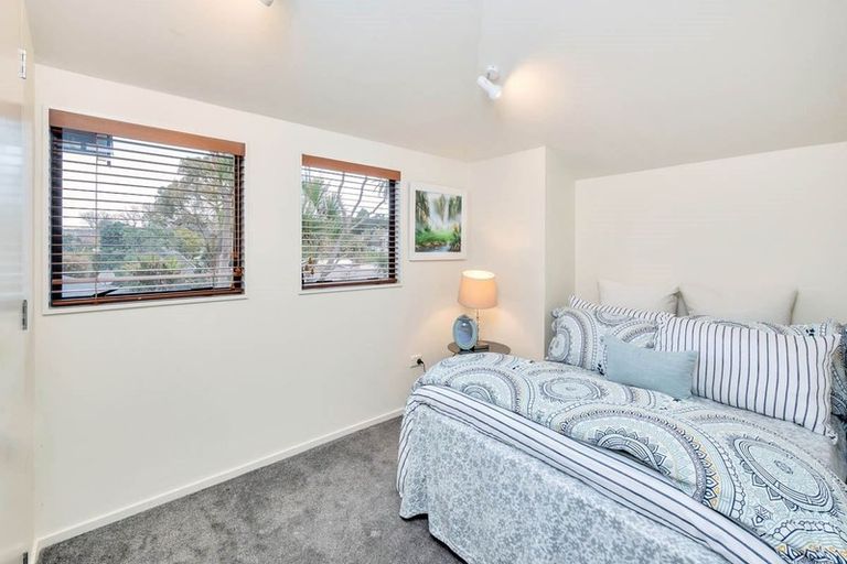 Photo of property in 2/12 Philip Place, Hillcrest, Auckland, 0627