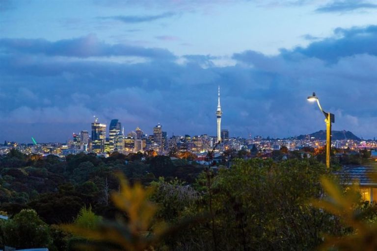 Photo of property in 17 Fowler Street, Northcote, Auckland, 0627