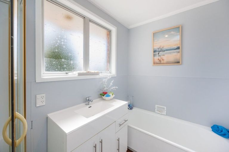 Photo of property in 1b Ruamahanga Crescent, Terrace End, Palmerston North, 4410