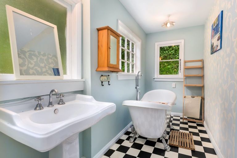 Photo of property in 1/45 Airlie Road, Plimmerton, Porirua, 5026