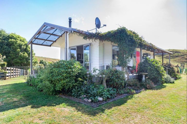 Photo of property in 214 Heatherlea Road East, Levin, 5571