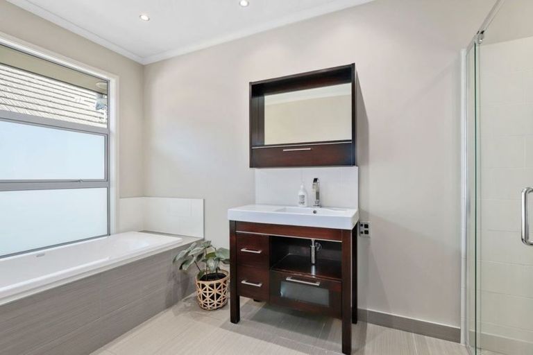 Photo of property in 1 Woodridge Drive, Stanmore Bay, Whangaparaoa, 0932