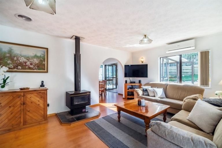 Photo of property in 1/10 Remus Place, Totara Vale, Auckland, 0629