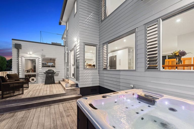 Photo of property in 1/18 Ridge Road, Waiake, Auckland, 0630