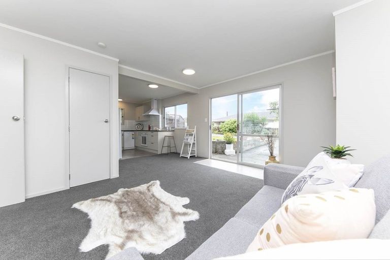 Photo of property in 35 Kemp Road, Massey, Auckland, 0614
