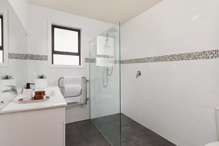 Photo of property in 1/10 Glen Road, Ranui, Auckland, 0612