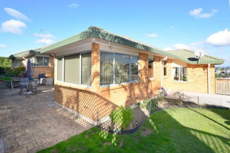 Photo of property in 5 Montcalm Close, Orewa, 0931