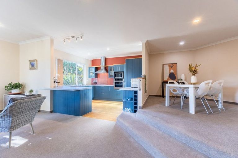 Photo of property in 43 Quadrant Heights, Paraparaumu, 5032