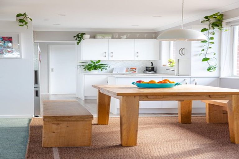 Photo of property in 8 Halcombe Place, Green Bay, Auckland, 0604