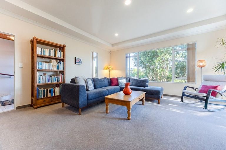 Photo of property in 43 Quadrant Heights, Paraparaumu, 5032