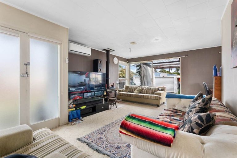 Photo of property in 97 Vodanovich Road, Te Atatu South, Auckland, 0610