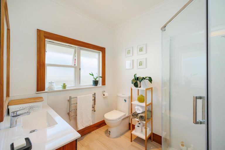 Photo of property in 15 Miro Street, Takaro, Palmerston North, 4410