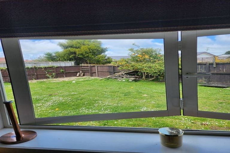 Photo of property in 10 Godwit Place, Waiuku, 2123