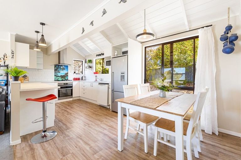 Photo of property in 5 Lorena Place, West Harbour, Auckland, 0618