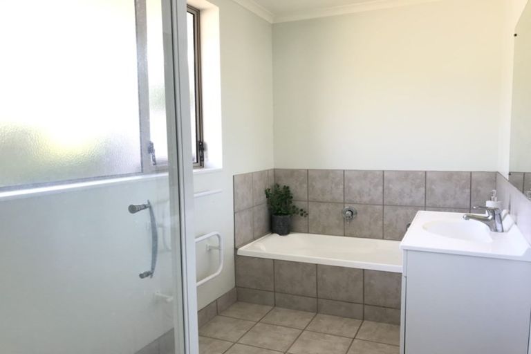 Photo of property in 48 Castlefinn Drive, Weymouth, Auckland, 2103
