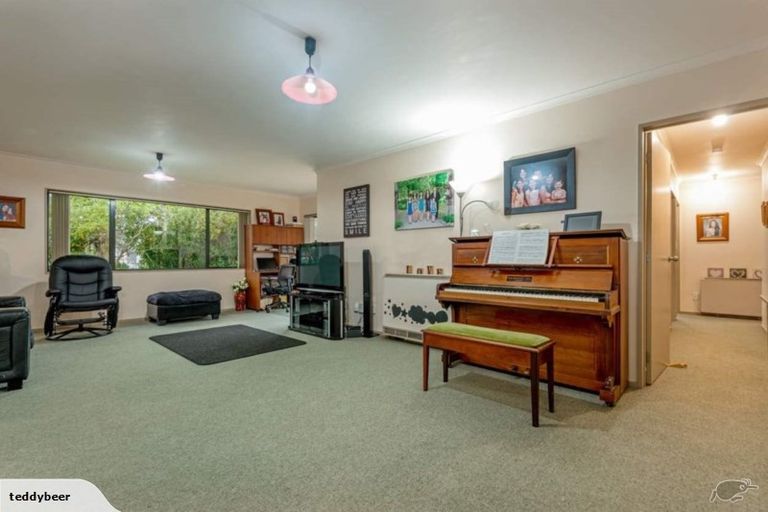 Photo of property in 15 Woburn Place, Takaro, Palmerston North, 4412