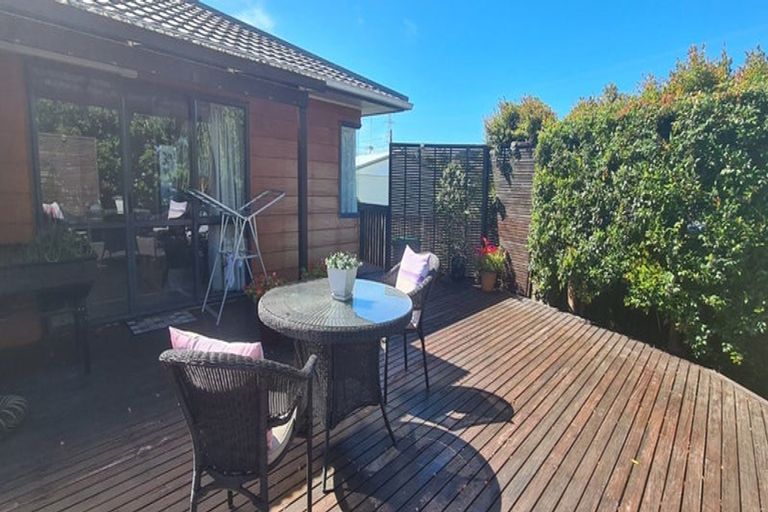 Photo of property in 4a Karamu Street, Te Atatu Peninsula, Auckland, 0610