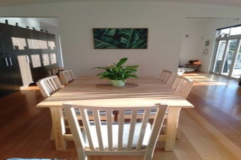 Photo of property in 35 Piha Road, Piha, New Lynn, 0772