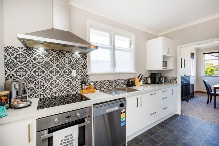 Photo of property in 27 Knowles Street, Terrace End, Palmerston North, 4410