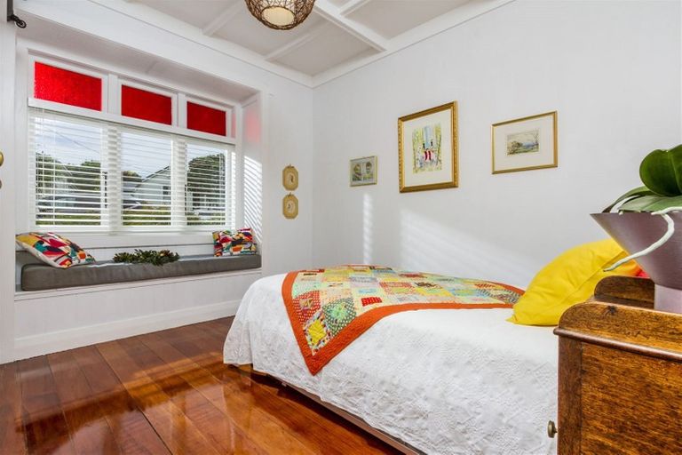 Photo of property in 18 William Bond Street, Stanley Point, Auckland, 0624