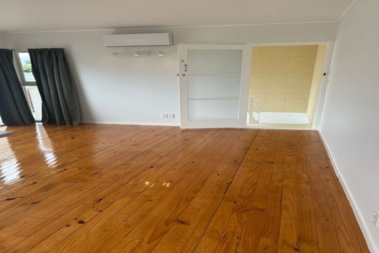 Photo of property in 2/70 Gladstone Road, Northcote, Auckland, 0627