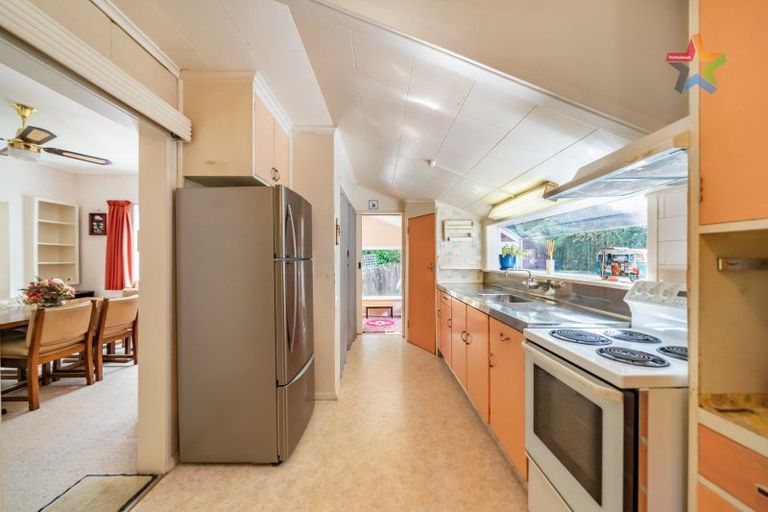 Photo of property in 32 Waitohu Road, York Bay, Lower Hutt, 5013