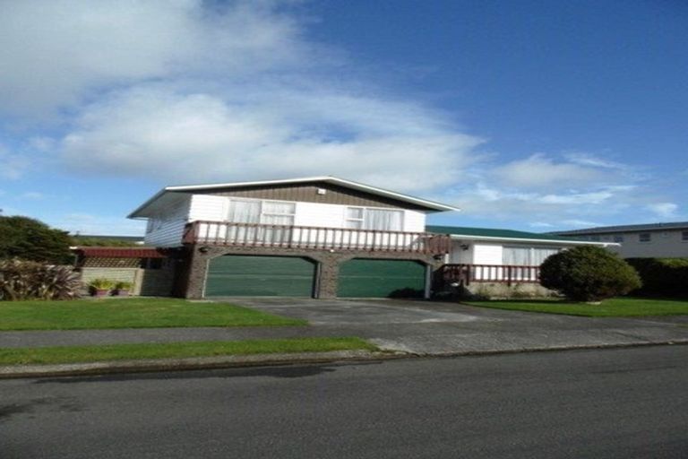 Photo of property in 28 Annan Grove, Papakowhai, Porirua, 5024