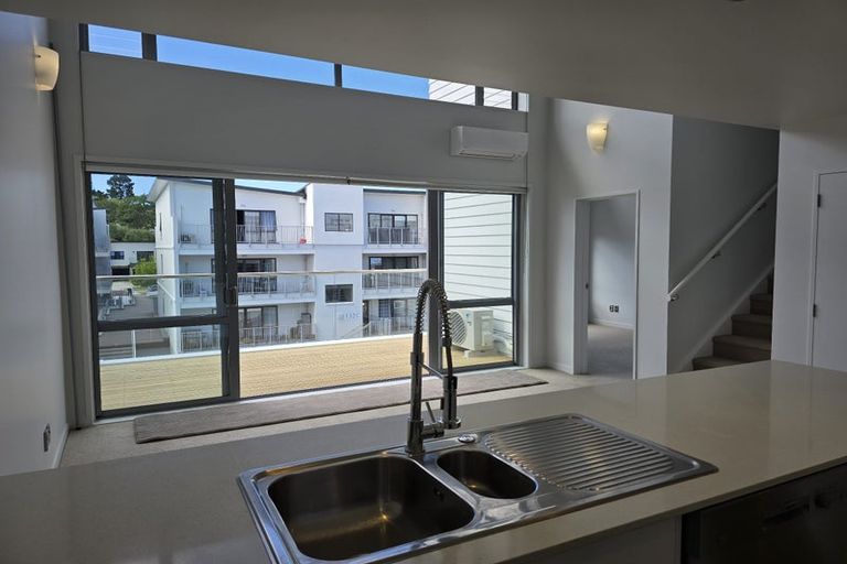 Photo of property in 2d/136 Stancombe Road, Flat Bush, Auckland, 2016