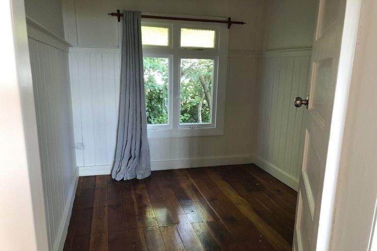 Photo of property in 34 Waitohu Road, York Bay, Lower Hutt, 5013