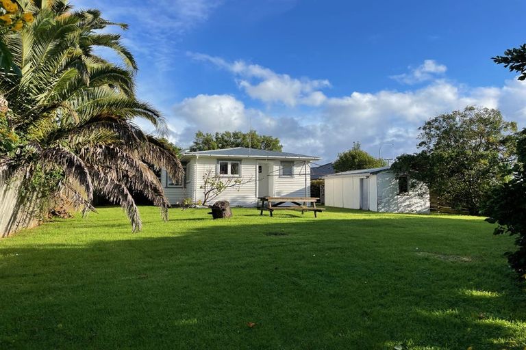 Photo of property in 3 Gloria Avenue, Te Atatu Peninsula, Auckland, 0610