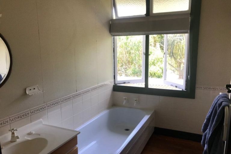 Photo of property in 4 Ridge Lane, New Plymouth, 4310