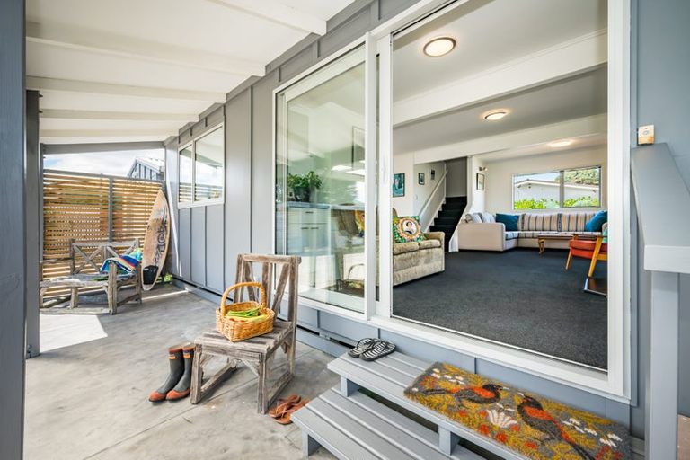 Photo of property in 14 Goldie Place, Waikanae Beach, Waikanae, 5036