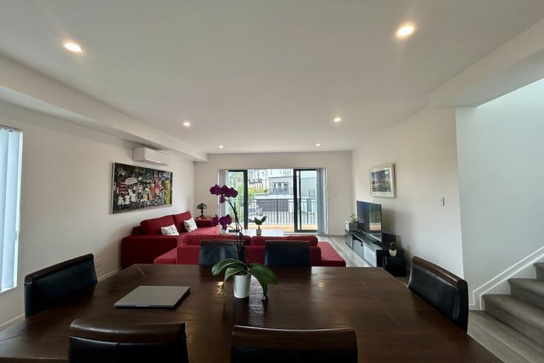 Photo of property in 2/13 Oteha Valley Road, Northcross, Auckland, 0632