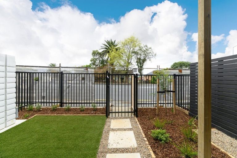 Photo of property in 5/1 Fruitvale Road, New Lynn, Auckland, 0600