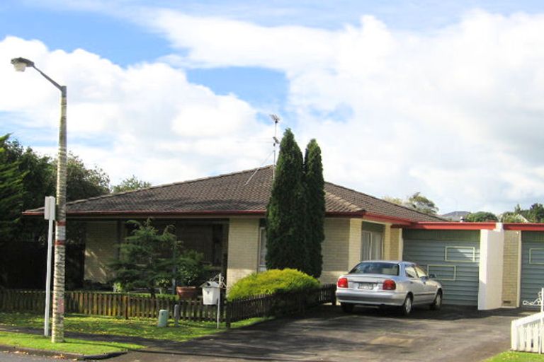 Photo of property in 1/2 Mirrabooka Avenue, Botany Downs, Auckland, 2010
