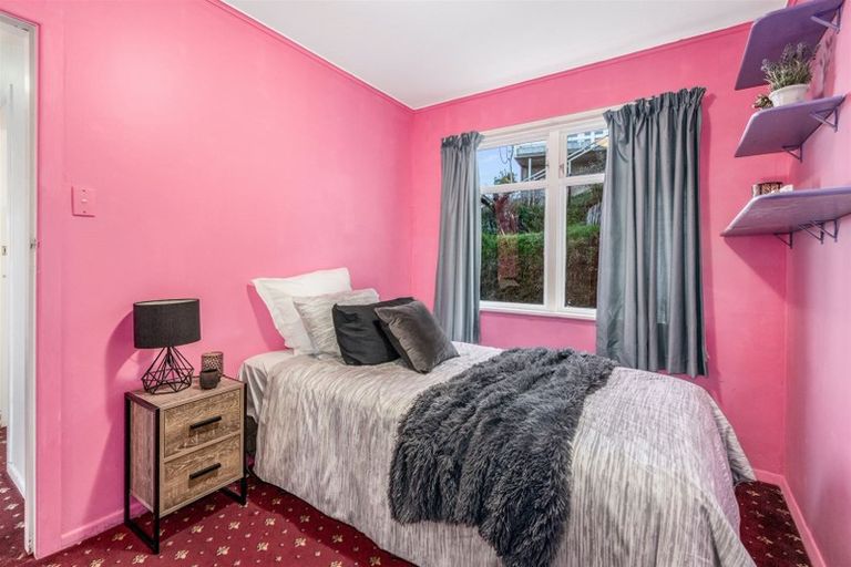 Photo of property in 32 Stewart Drive, Newlands, Wellington, 6037