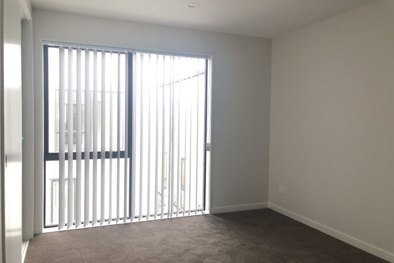 Photo of property in 2/21 Akoranga Drive, Northcote, Auckland, 0627