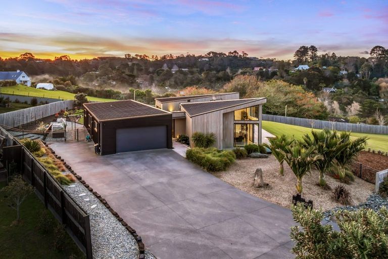 Photo of property in 7 Laguna Place, Matakatia, Whangaparaoa, 0930