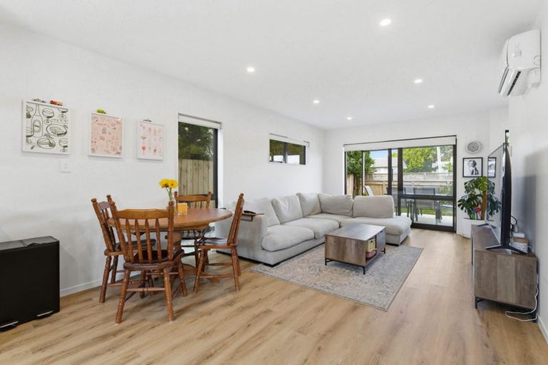 Photo of property in 2/314 Royal Road, Massey, Auckland, 0614