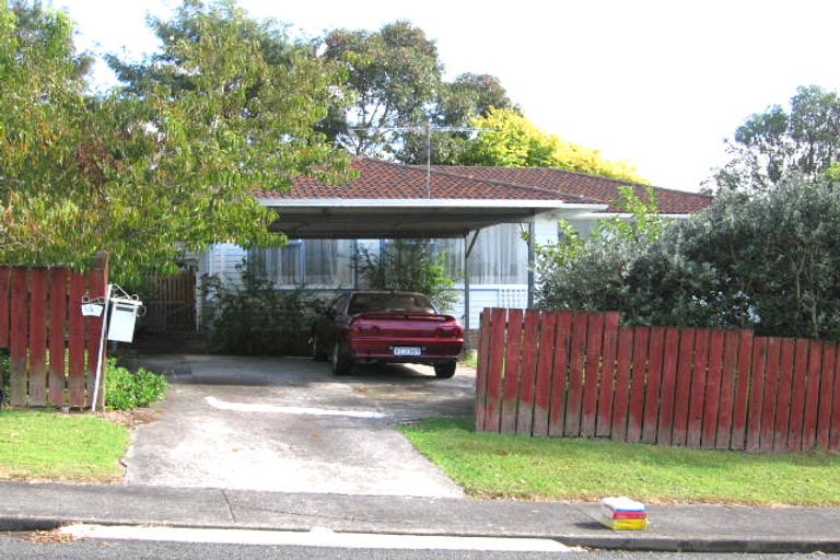 Photo of property in 1/4 Ashbourne Place, Glendene, Auckland, 0602