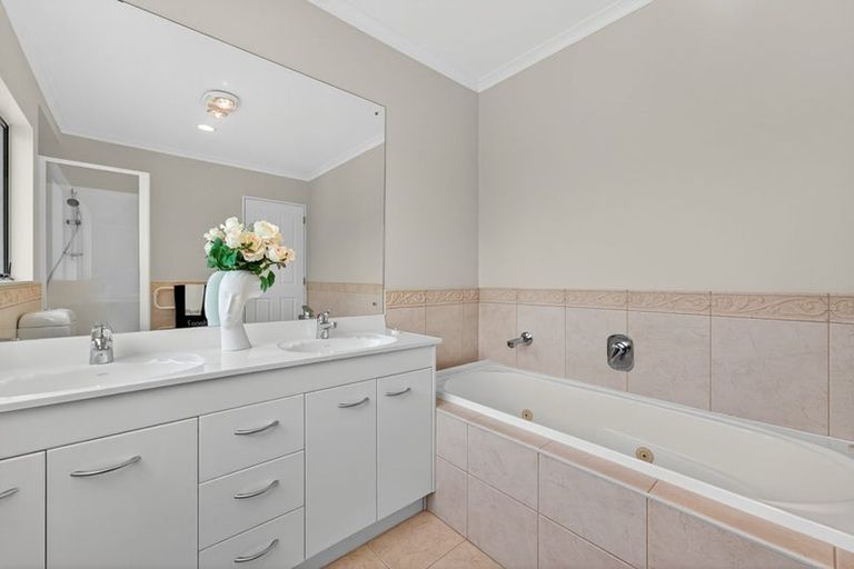 Photo of property in 32 Delmont Close, East Tamaki Heights, Auckland, 2016